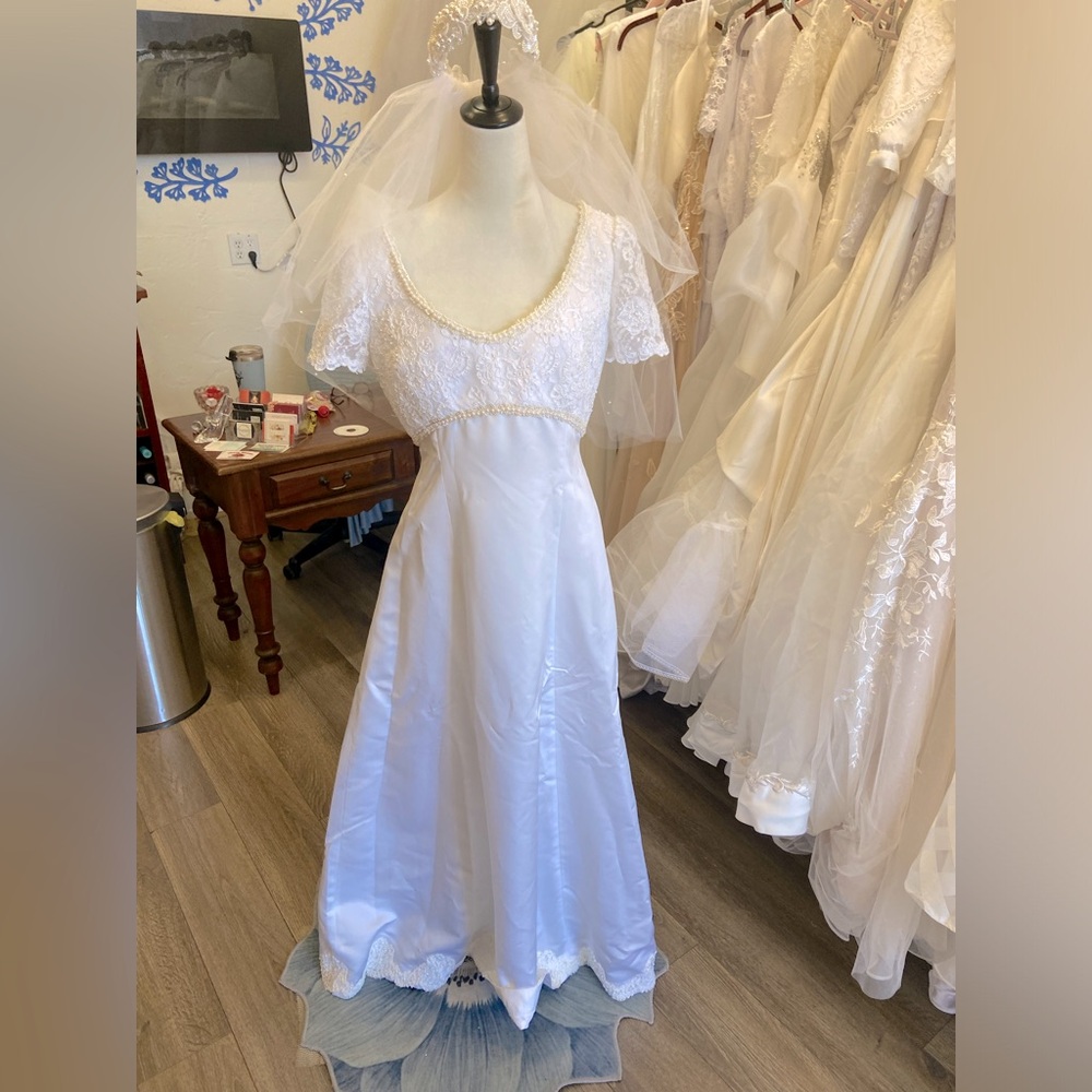 Beautiful Vintage Wedding Dress w/Detachable Train